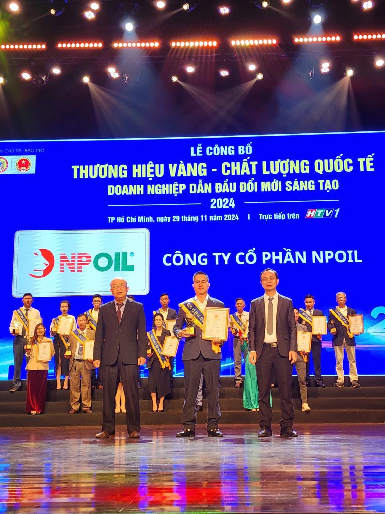 CEO Phan Thao tai buoi trao giai