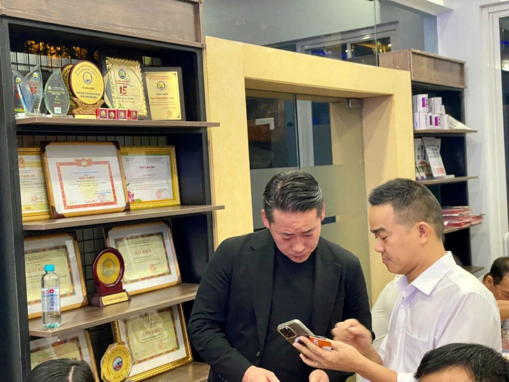 CEO Phan Thao cung cac dai dien cua Hiep hoi Huu nghi than thien Nhat Ban 2