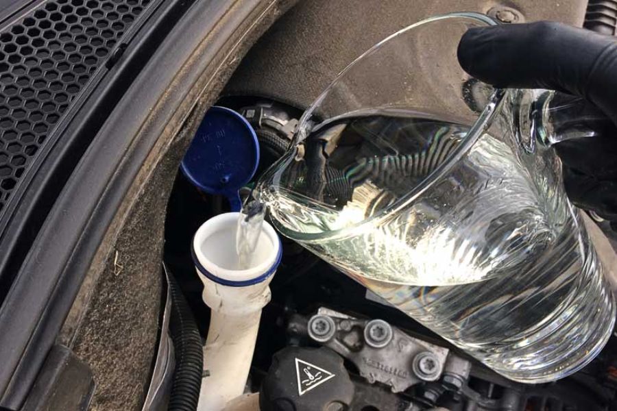 co nen dung nuoc la de cham nuoc rua kinh oto