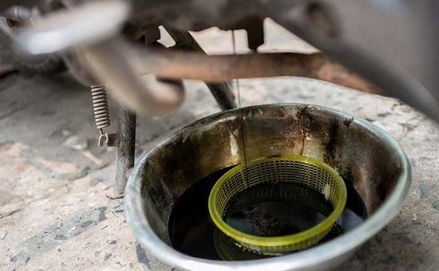 Nhớt xe máy bị đen nhanh có phải do nhớt kém chất lượng? 1 Dầu Nhớt Chuyển Màu