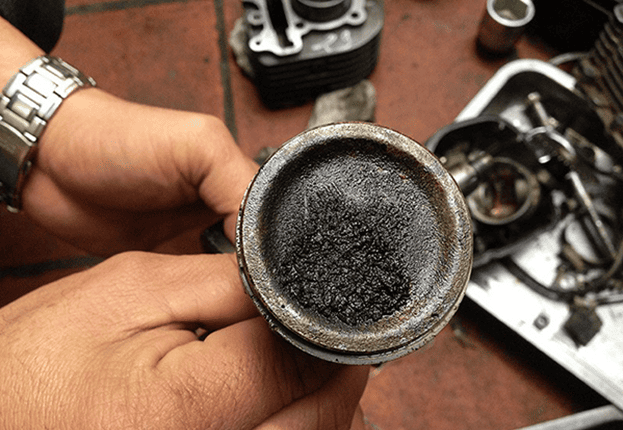 Nhớt xe máy bị đen nhanh có phải do nhớt kém chất lượng? 2 Động Cơ Cũ Hoặc Không được Bảo Trì Thường Xuyên