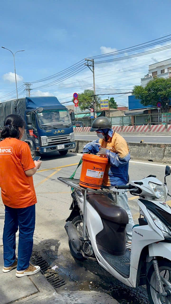 Khách Hàng Tham Quan Cửa Hàng Dầu Nhớt Npoil Bình Tân 1