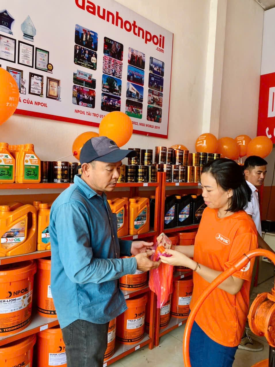 Khách Hàng Tham Quan Cửa Hàng Dầu Nhớt Npoil Bình Tân