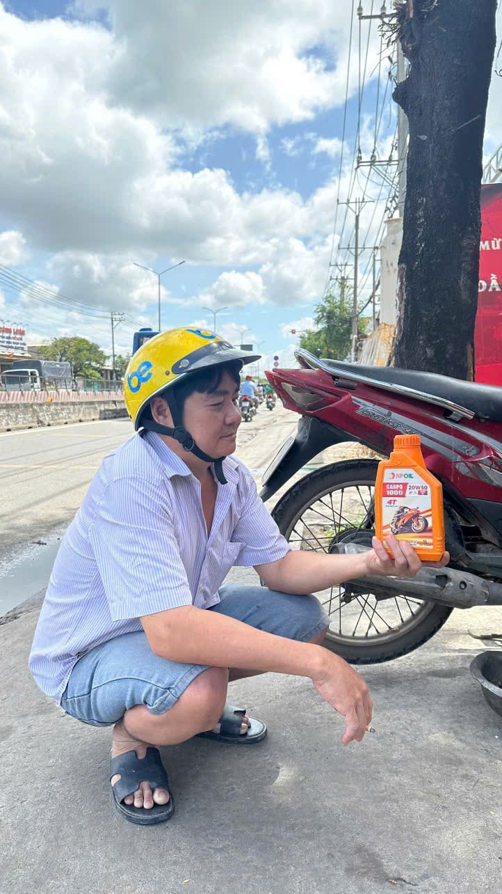 Khách Hàng Tham Quan Cửa Hàng Npoil Bình Tân