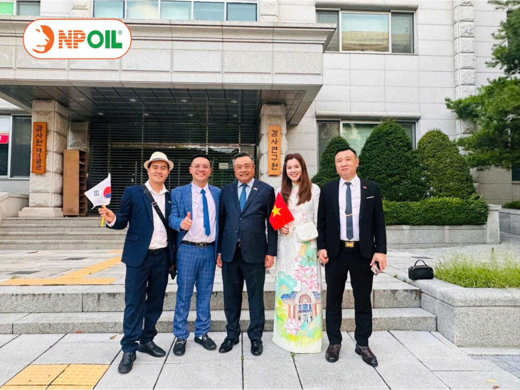 Ông Phan ThẢo(bên Trái) VÀ ChỦ TỊch ĐẠi SỨ QuÁn ViỆt Nam TẠi HÀn QuỐc Ông TrẦn SỸ Thanh(ở Giữa)