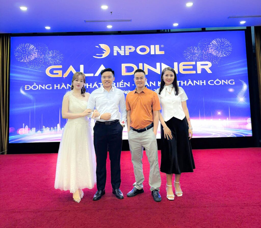 Gala Dinner NPOIL Miền Bắc 2025 6 Ông Phan Thảo Và Bà Lê Thị Hồng Hạnh Cùng Gia đình Nhà Phân Phối Cát Phương Nghệ An
