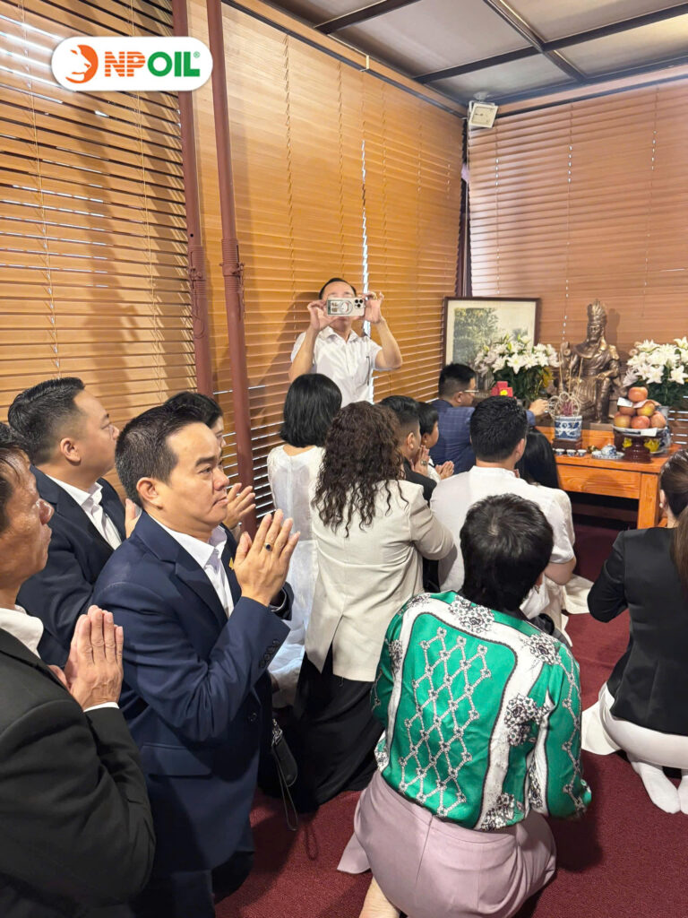 Thắp Hương Tưởng Niệm Các Vị Vua Hùng Tại đền Thờ