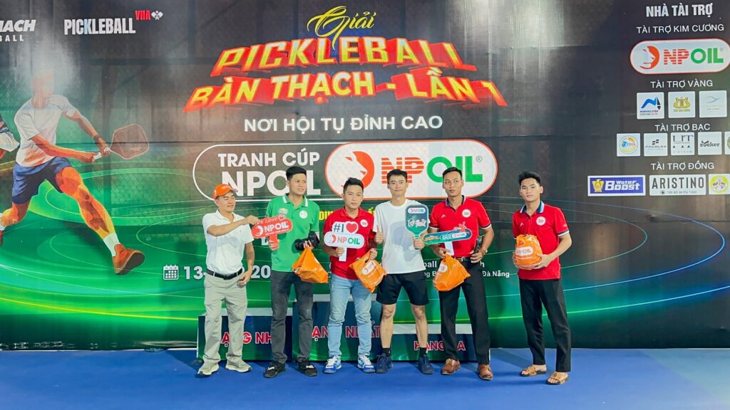 Trao Giải Đôi Hỗn Hợp 5.2 tại Giải Pickleball Bàn Thạch Lần I – Cúp NPOIL 2025 6 Ceo Phan Thảo Tặng Quà Cho Bộ Phận Media