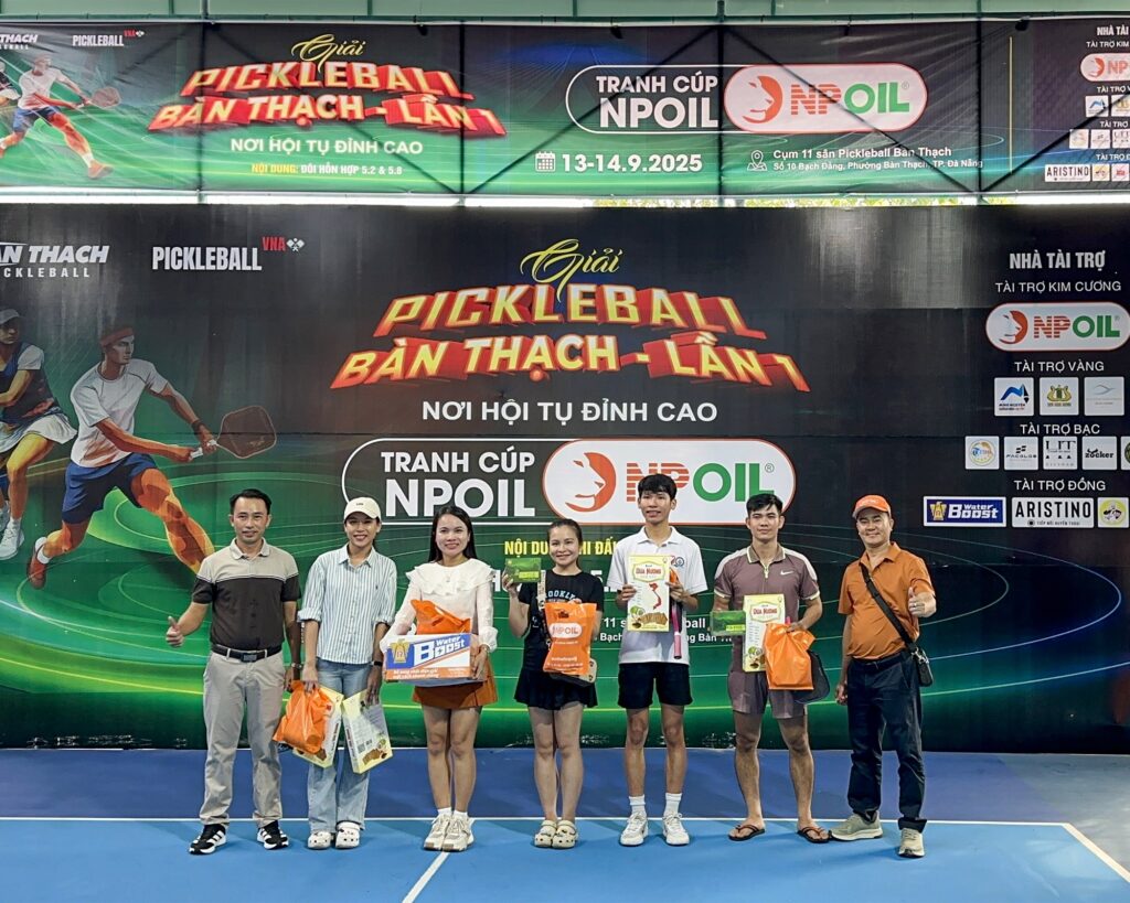 Ceo Phan Thảo Tặng Quà Cho Các Vận động Viên Tham Gia Minigame Tại Giải Pickleball Bàn Thạch Lần I 2025 – Đôi Hỗn Hợp 5.8