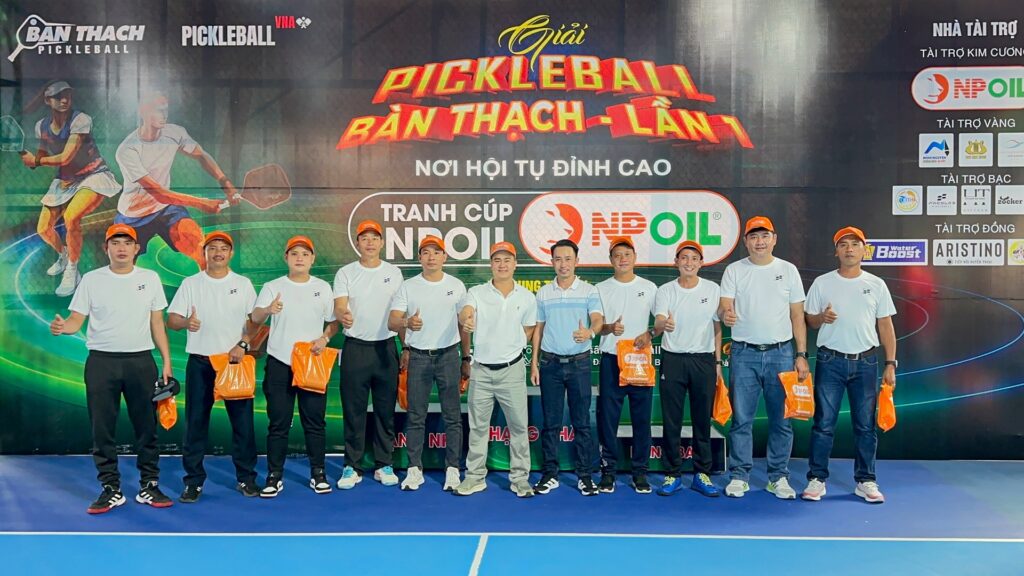 Trao Giải Đôi Hỗn Hợp 5.2 tại Giải Pickleball Bàn Thạch Lần I – Cúp NPOIL 2025 5 Ceo Phan Thảo Tặng Quà Cho Tổ Trọng Tài điều Hành Giải đấu