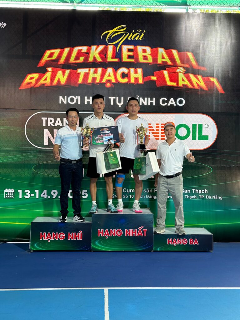 Trao Giải Đôi Hỗn Hợp 5.2 tại Giải Pickleball Bàn Thạch Lần I – Cúp NPOIL 2025 2 Ceo Phan Thảo Trao Giải Cho 2 Vận động Viên đạt Hạng Nhất Tại Giải Pickleball Bàn Thạch Lần I