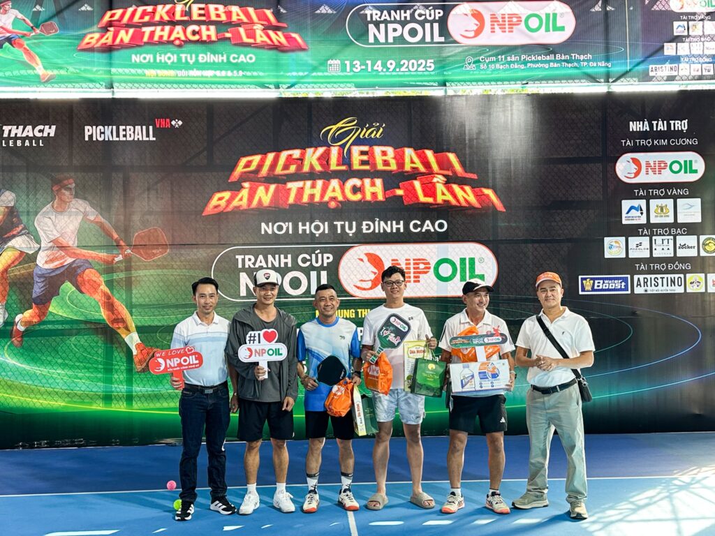 Trao Giải Đôi Hỗn Hợp 5.2 tại Giải Pickleball Bàn Thạch Lần I – Cúp NPOIL 2025 4 Ceo Phan Thảo Trao Giải Cho Các Vận động Viên Tham Gia Minigame