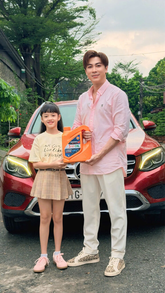 HỒ VIỆT TRUNG VÀ CÂU CHUYỆN “SUÝT HỨA SUÔNG” – KHI DẦU NHỚT NPOIL LÊN TIẾNG 2 Ca Sĩ Hồ Việt Trung Và Con Gái đồng Hành Cùng Dầu Nhớt Npoil