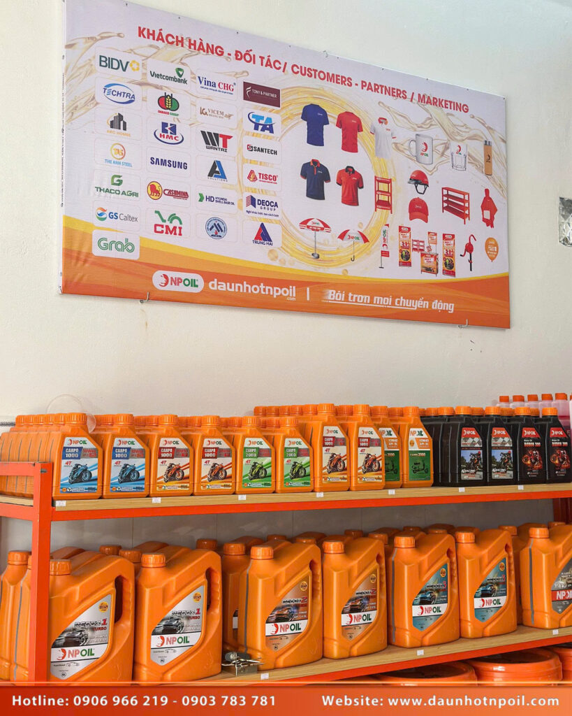 Sản Phẩm Trưng Bày Tại Cửa Hàng Dầu Nhớt Npoil Cà Mau
