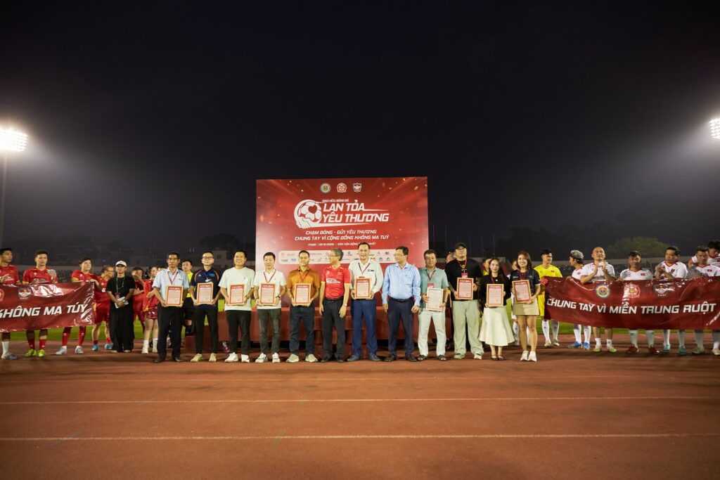 NPOIL đồng hành cùng trận đấu thiện nguyện “Lan tỏa yêu thương 2025” trên sân Thống Nhất 5 Đại Diện Npoil ông Phan Thảo Nhận Chứng Nhận đồng Hành Từ Ban Tổ Chức Chương Trình