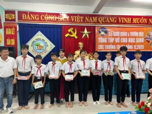 NPOIL phối hợp cùng CLB Người Quảng & Thương Hiệu triển khai Chương trình trao quà cho học sinh tại 15 trường Tiểu học và THCS trên địa bàn TP. Đà Nẵng 9 Z7336263062491 52bf35bdc7289f59f37d7e305c46ed67